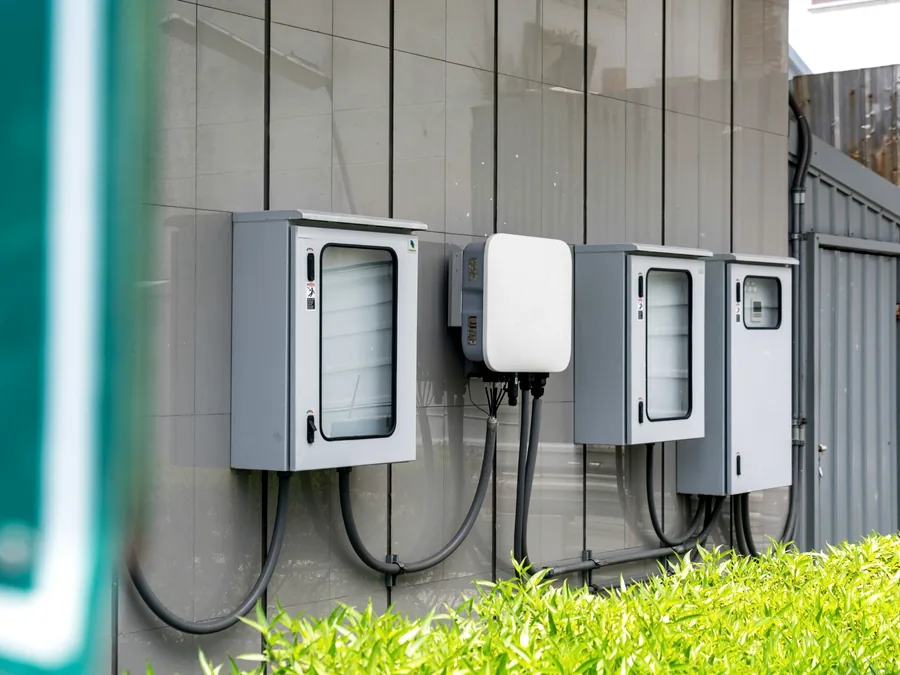 Panel distribusi membagi daya listrik ke titik-titik alat