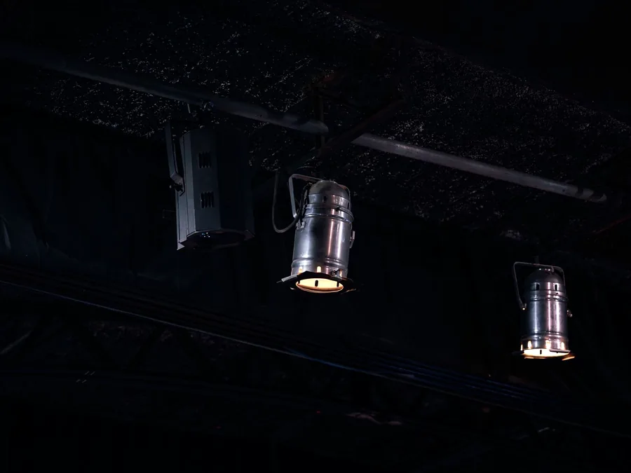 Lampu par LED 54x3W terpasang pada rangka panggung
