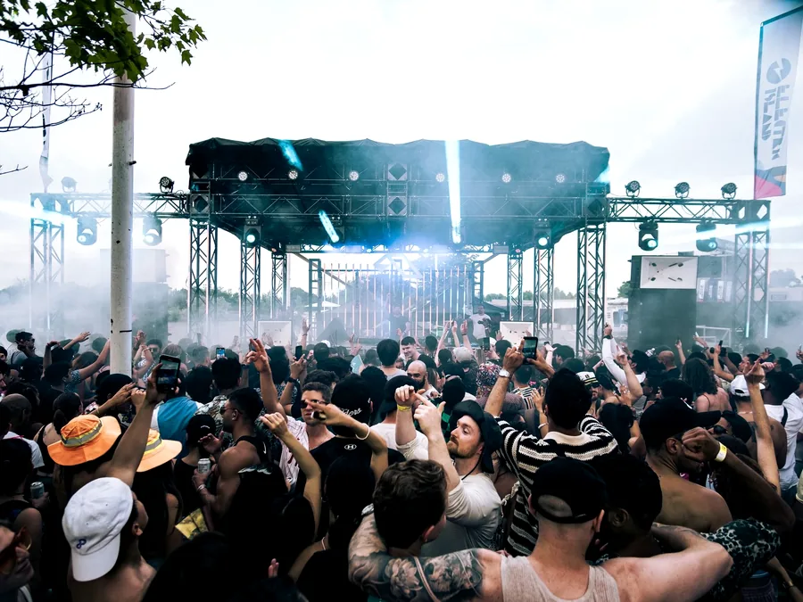 Panggung festival dengan rigging dan sound system 20.000 watt ke atas