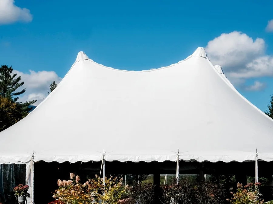 Tenda sarnafil 5x5 meter beratap runcing untuk acara luar ruang