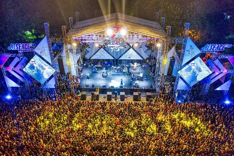 Panggung festival besar dilihat dari udara bersama penonton, kategori panggung dan struktur