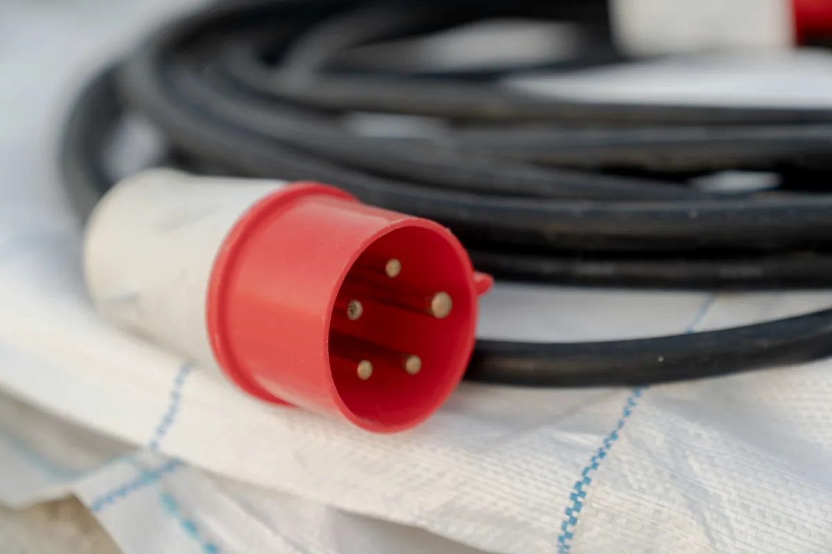 Steker industri merah dan gulungan kabel daya, kategori power dan kelistrikan