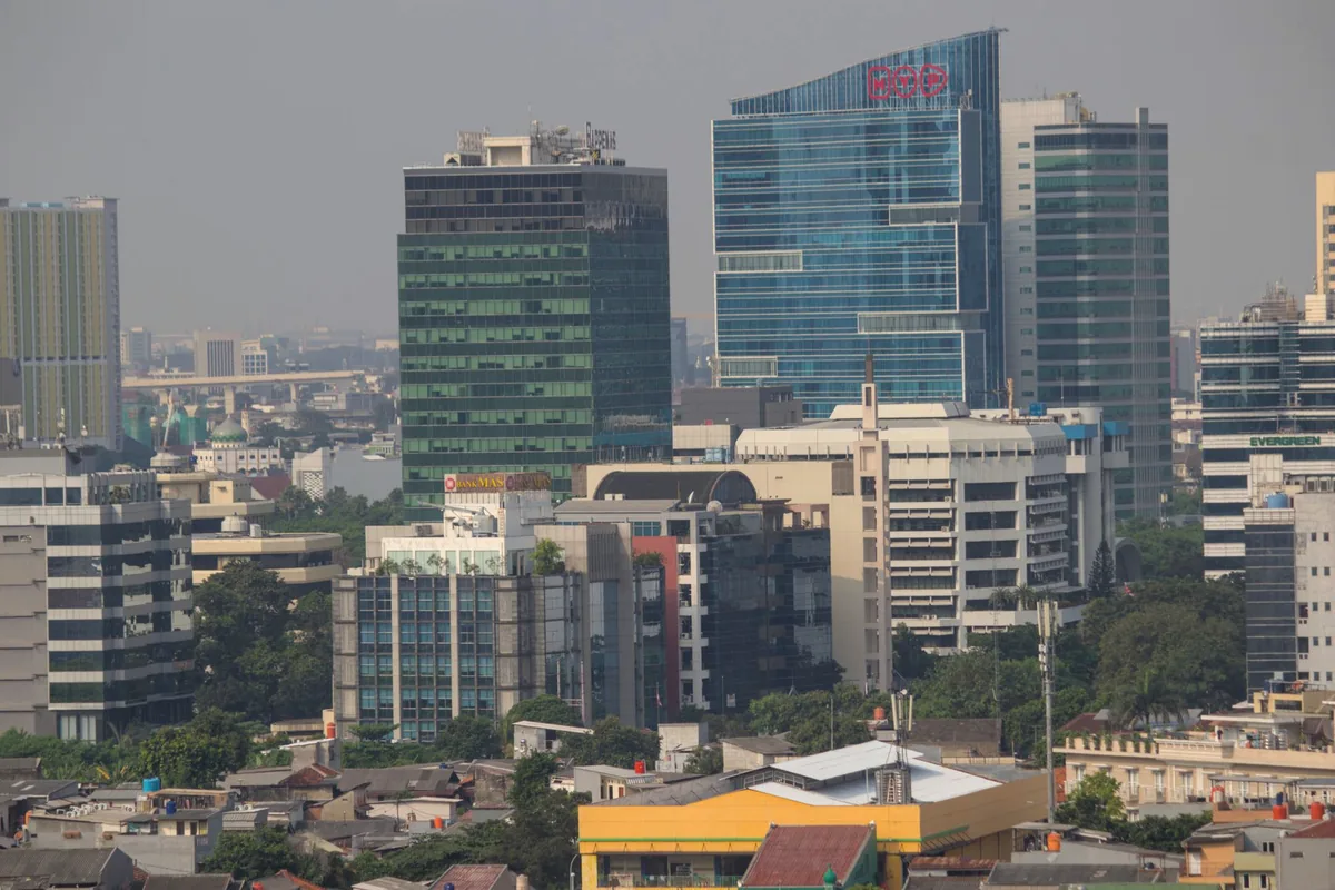 Deretan gedung tinggi Jakarta dilihat dari kejauhan, area layanan sewa alat event